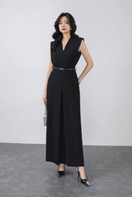 Jumpsuit công sở vải tuytsi dáng ôm cổ xẻ V tay chờm có đệm vai quần ống rộng khoá thân sau kèm dây lưng tạo kiểu - PANTIO